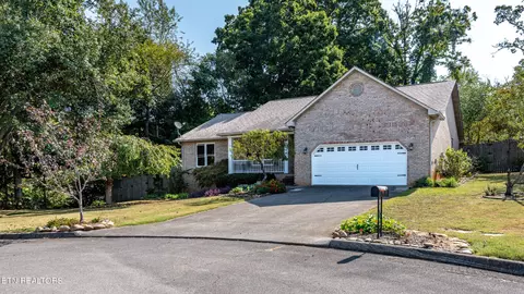 2210 Sourwood Ct, Maryville, TN 37803