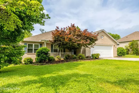 1043 Summerfield Dr, Maryville, TN 37801