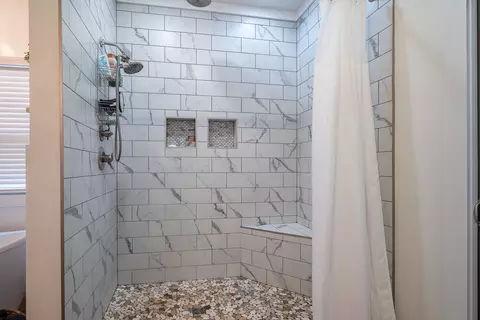 Bath - 54 Spring Dr, Killen, AL 35645 photo 5 of 6