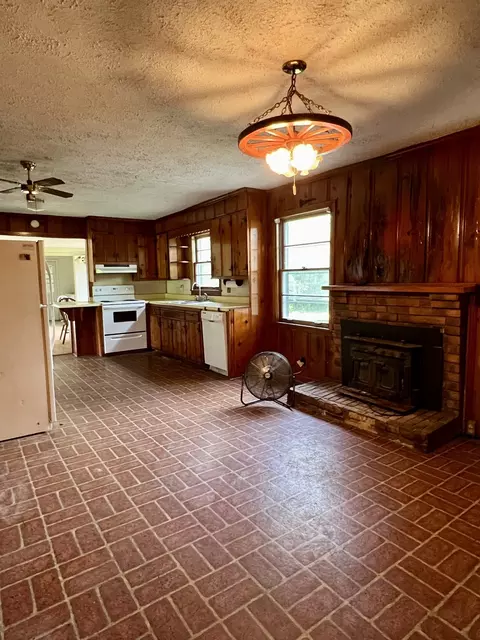 Kitchen - 250 Chipman Rd, Bethpage, TN 37022 photo 5 of 6