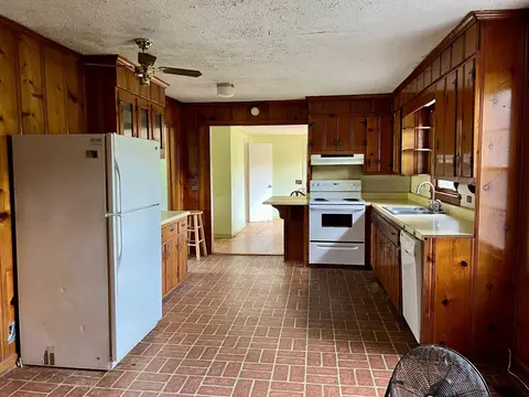 Kitchen - 250 Chipman Rd, Bethpage, TN 37022 photo 2 of 6