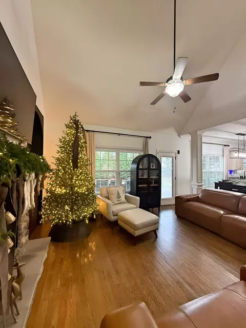 Living - 1120 Rivercrest Dr, Murfreesboro, TN 37129 photo 2 of 5