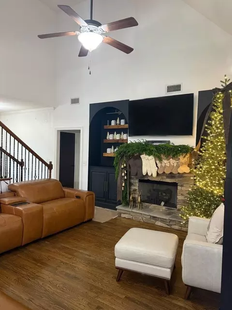 Living - 1120 Rivercrest Dr, Murfreesboro, TN 37129 photo 3 of 5