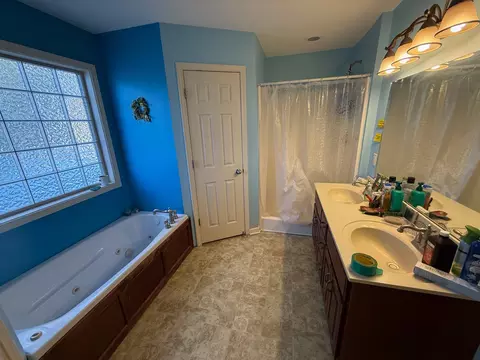 Bath - 141 Foxrun, Springfield, TN 37172 photo 2 of 2