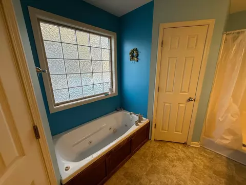 Bath - 141 Foxrun, Springfield, TN 37172 photo 1 of 2