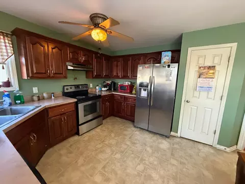 Kitchen - 141 Foxrun, Springfield, TN 37172 photo 2 of 3