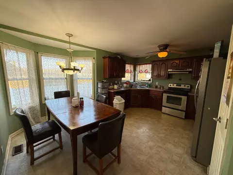 Kitchen - 141 Foxrun, Springfield, TN 37172 photo 1 of 3
