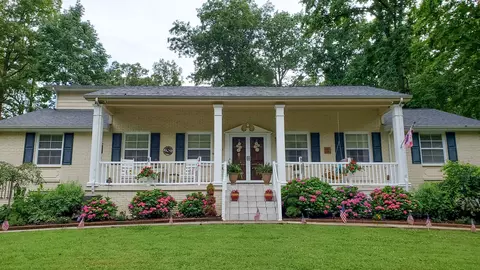 Exterior - 307 Crestview Dr, Dickson, TN 37055 photo 2 of 12