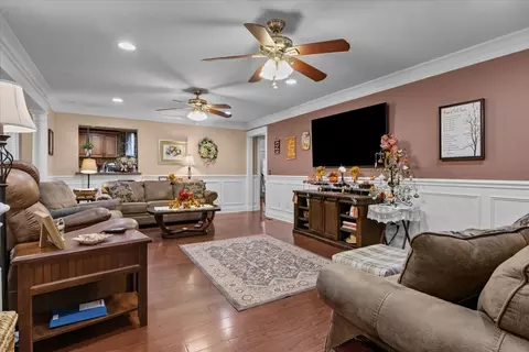 Living - 307 Crestview Dr, Dickson, TN 37055 photo 2 of 3