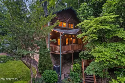 646 Gatlinburg Falls Way, Gatlinburg, TN 37738
