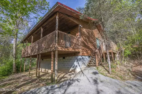 906 Lowe Valley Dr, Sevierville, TN 37862