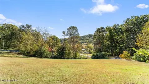 9 Meadowlark Cove Rd, Sevierville, TN 37876