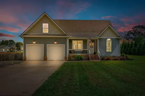 1123 Johnson St, Burns, TN 37029