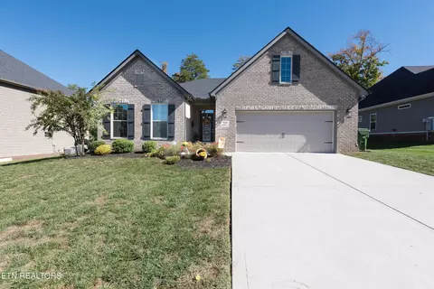816 Copperwood Ln, Maryville, TN 37801