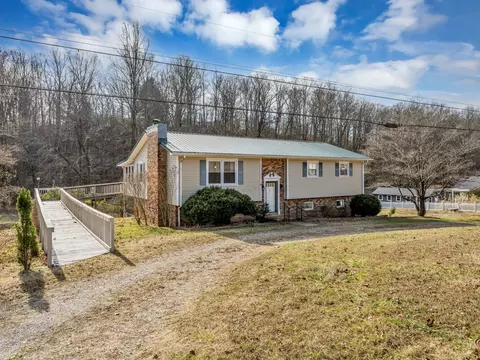 408 Rustling Oaks Dr, Waverly, TN 37185