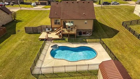 135 Irish Oaks Dr, Portland, TN 37148