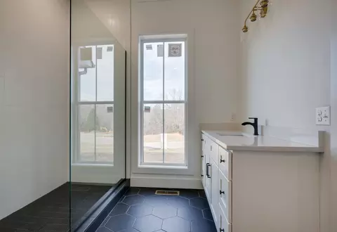 Bath - 3213 Carolina Ave, Centerville, TN 37033 photo 3 of 9