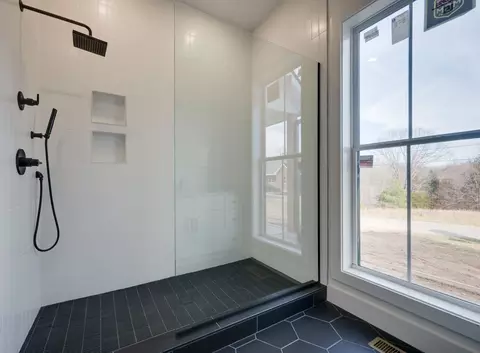 Bath - 3213 Carolina Ave, Centerville, TN 37033 photo 2 of 9