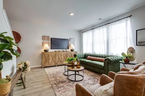 Living - 4246 Oswin Dr, Murfreesboro, TN 37129 photo 2 of 4