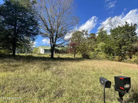 215 Longfield Rd, Rocky Top, TN 37769