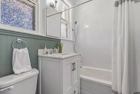 Bath - 610 5th Ave W, Springfield, TN 37172 photo 1 of 2