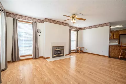 Living - 617 2nd Ave S, Loretto, TN 38469 photo 1 of 3