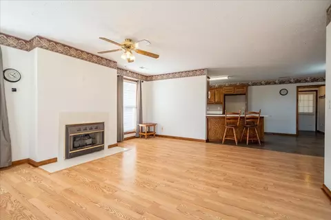 Living - 617 2nd Ave S, Loretto, TN 38469 photo 2 of 3