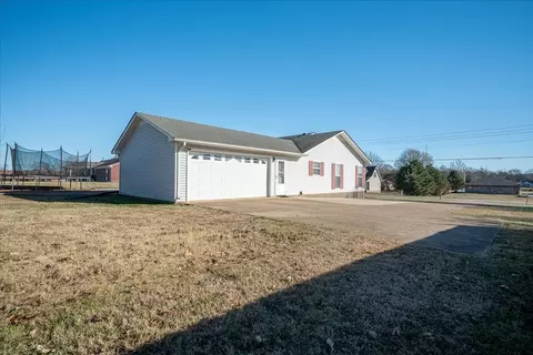Exterior - 617 2nd Ave S, Loretto, TN 38469 photo 4 of 7