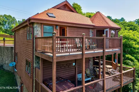 2054 Oakmont Dr, Sevierville, TN 37876
