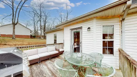Exterior - 146 Sherron Dr, Dickson, TN 37055 photo 4 of 7