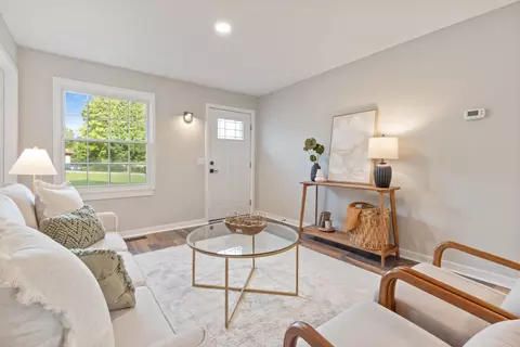 Living - 100 Short St, Dickson, TN 37055 photo 2 of 3