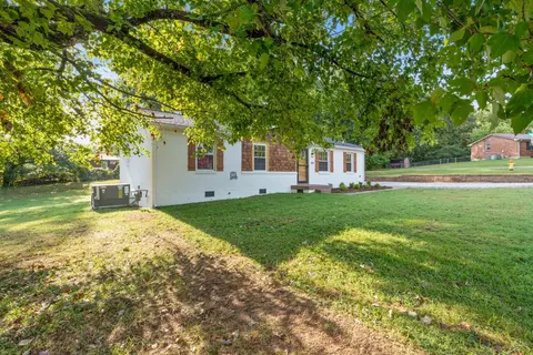 Exterior - 100 Short St, Dickson, TN 37055 photo 6 of 12