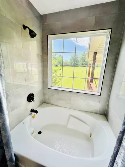 Bath - 5345 Ashburn Rd, Springfield, TN 37172 photo 2 of 7