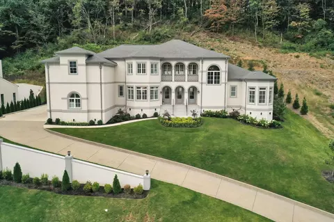 1065 Stockett Dr, Nashville, TN 37221