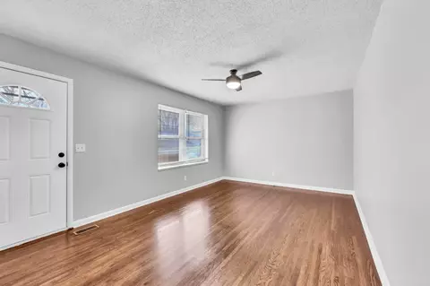 Living - 805 8th Ave E, Springfield, TN 37172 photo 1 of 2