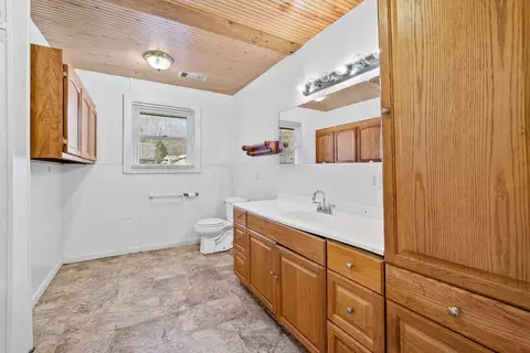 Bath - 1667 Mcwhorter Rd, Cunningham, TN 37052 photo 1 of 2