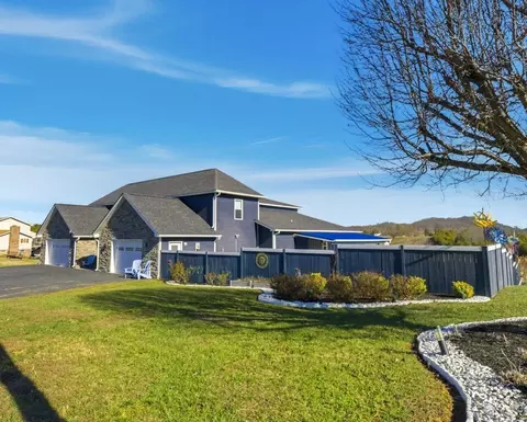 1964 Harbor Hills Dr, Dandridge, TN 37725