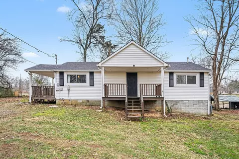 206 College St, Burns, TN 37029