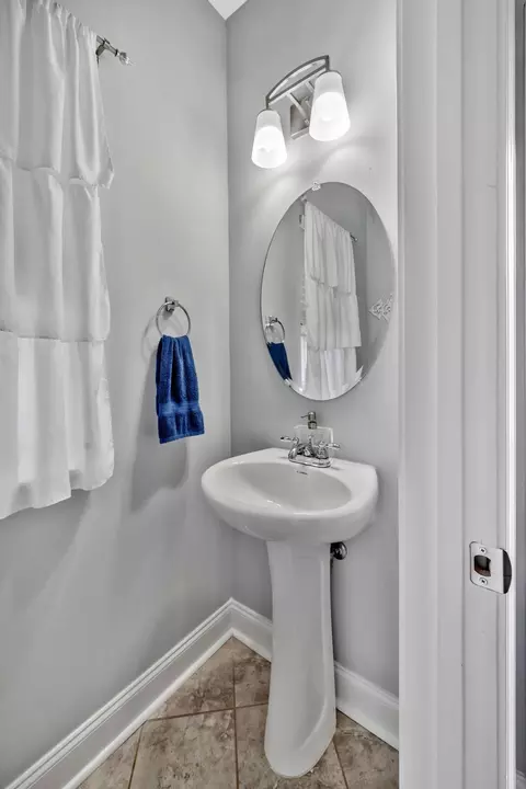 Bath - 1043 Berra Dr, Springfield, TN 37172 photo 1 of 3