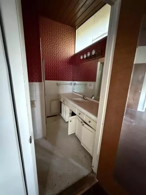 Bath - 1534 E Raines Rd, Memphis, TN 38116 photo 1 of 1