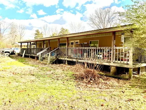 202 Pineview Rd, Linden, TN 37096