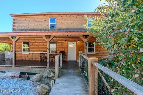 567 Edgewood Dr, Gatlinburg, TN 37738
