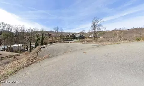 611 Davenport Rd, Gatlinburg, TN 37738