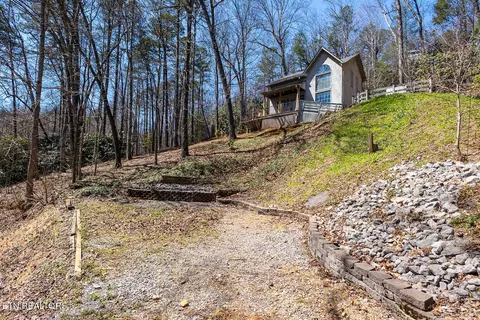 1027 N Highland Dr, Gatlinburg, TN 37738
