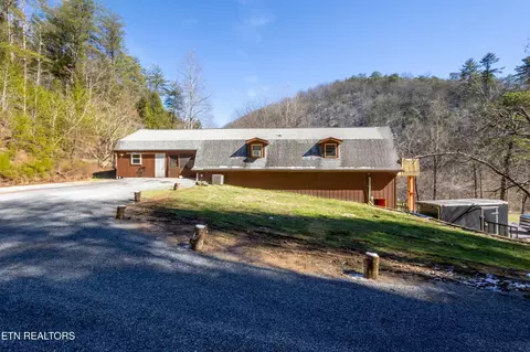 606 Caney Creek Rd, Pigeon Forge, TN 37863