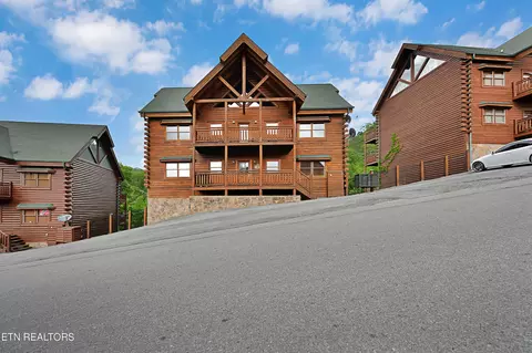 1050 Black Bear Cub Way, Sevierville, TN 37862