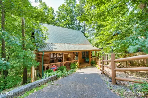 656 Forest Dr, Pigeon Forge, TN 37863