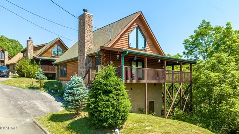 2227 Eagle Feather Dr, Sevierville, TN 37876