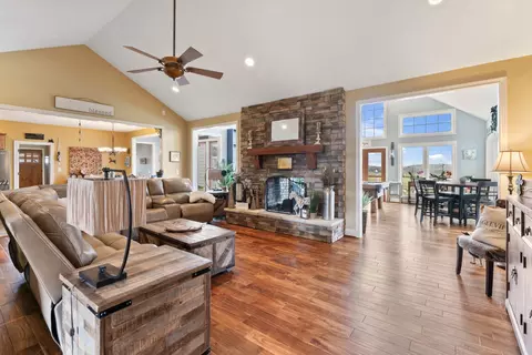Living - 1180 Allisona Rd, Eagleville, TN 37060 photo 2 of 2