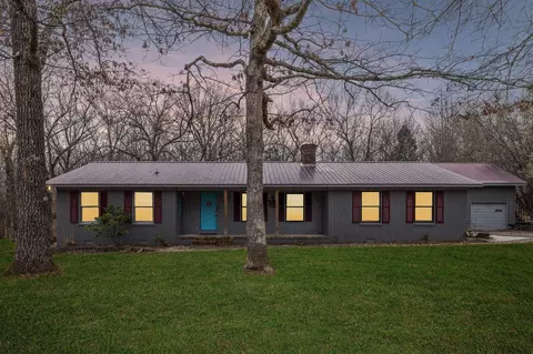 305 Oak Leaf Cir, Winchester, TN 37398